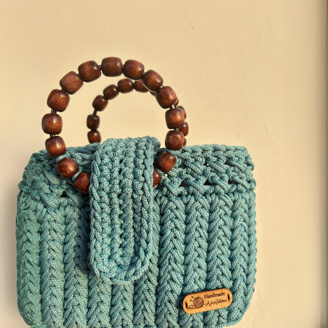 sac en crochet bleu avec anses en bois