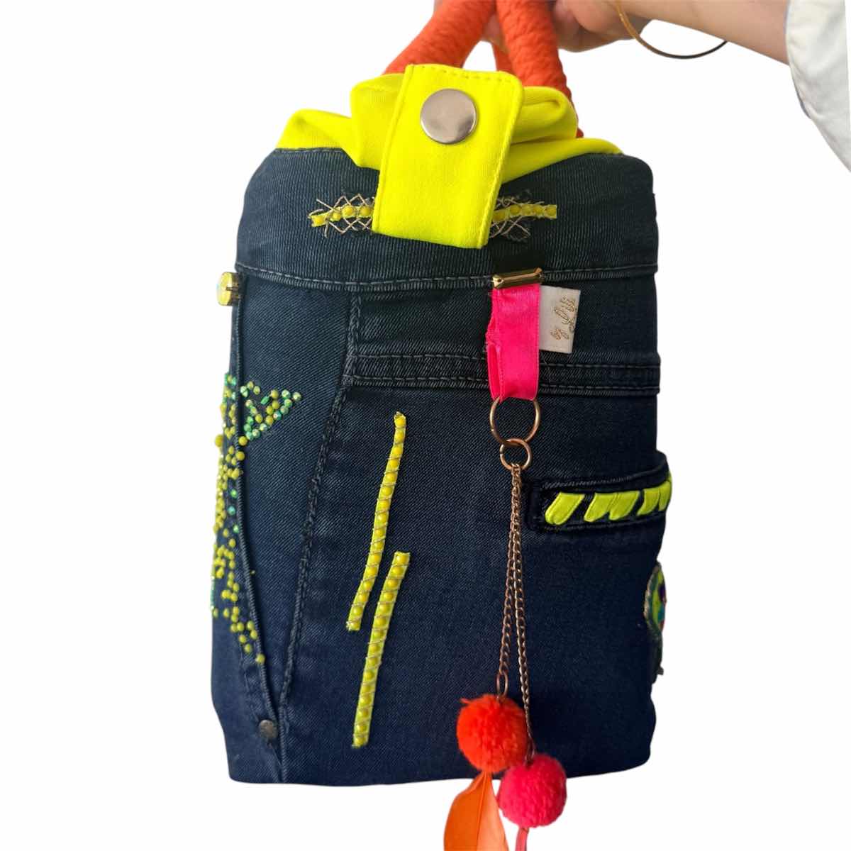 Sac fluo unique en jean recyclé pour un  — vue 4. Artisanat Tunisie.
