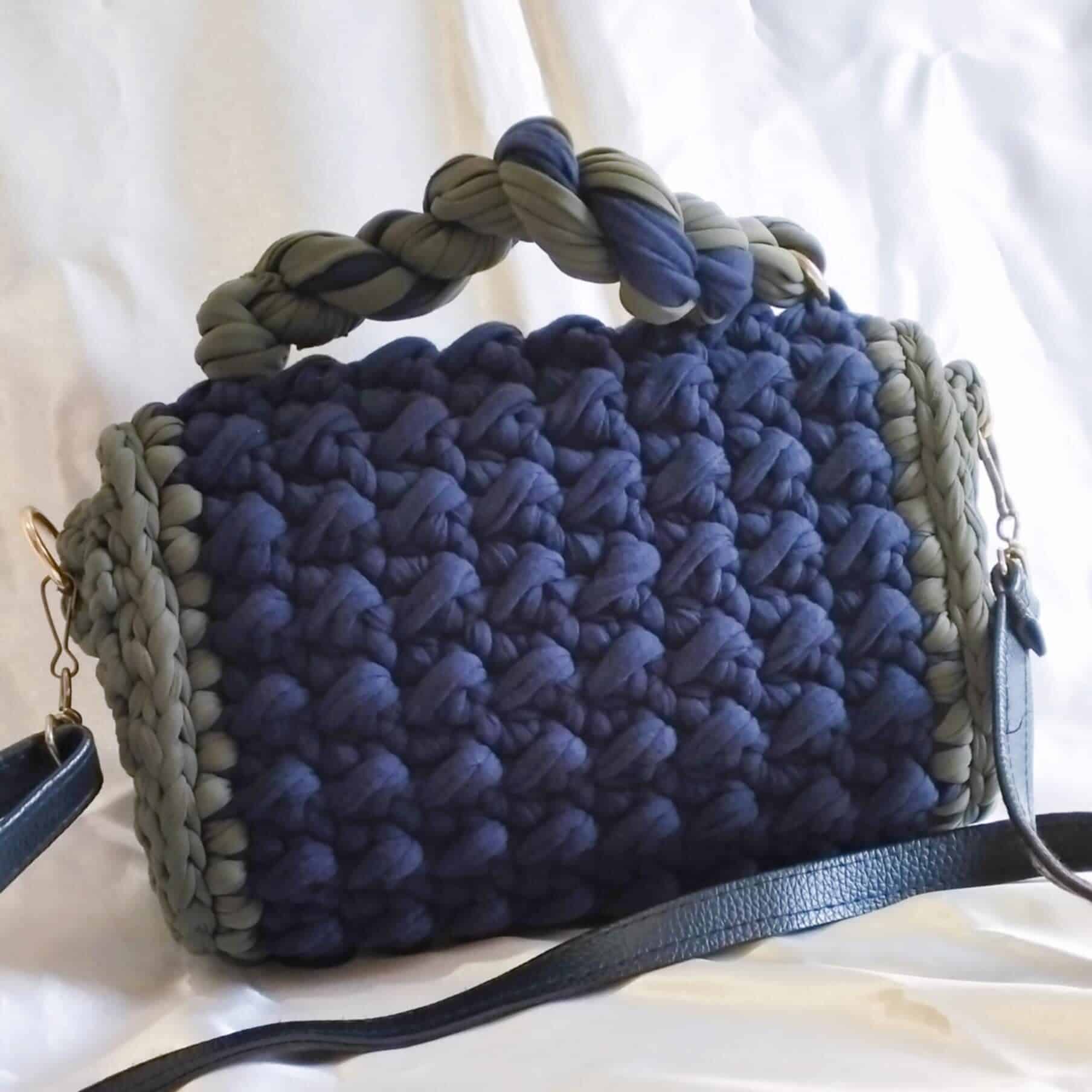 Sac à main bleu en crochet avec détails en vert foncé