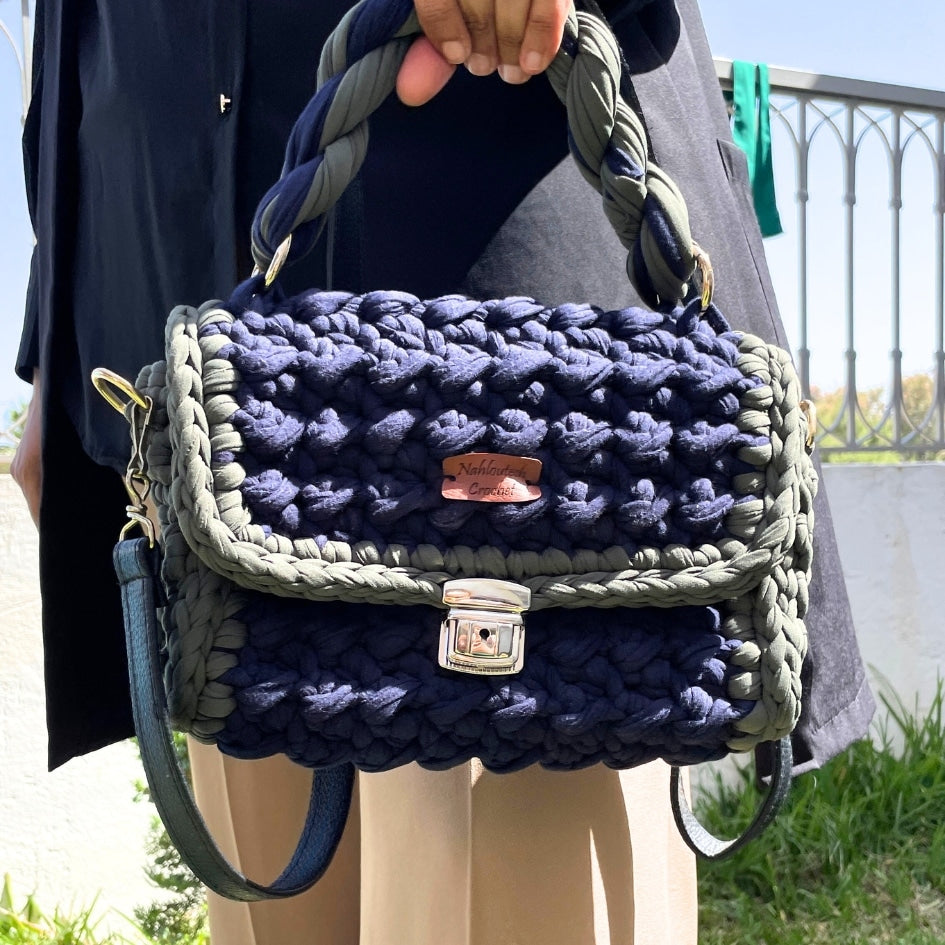Sac à main bleu en crochet avec détails en vert foncé