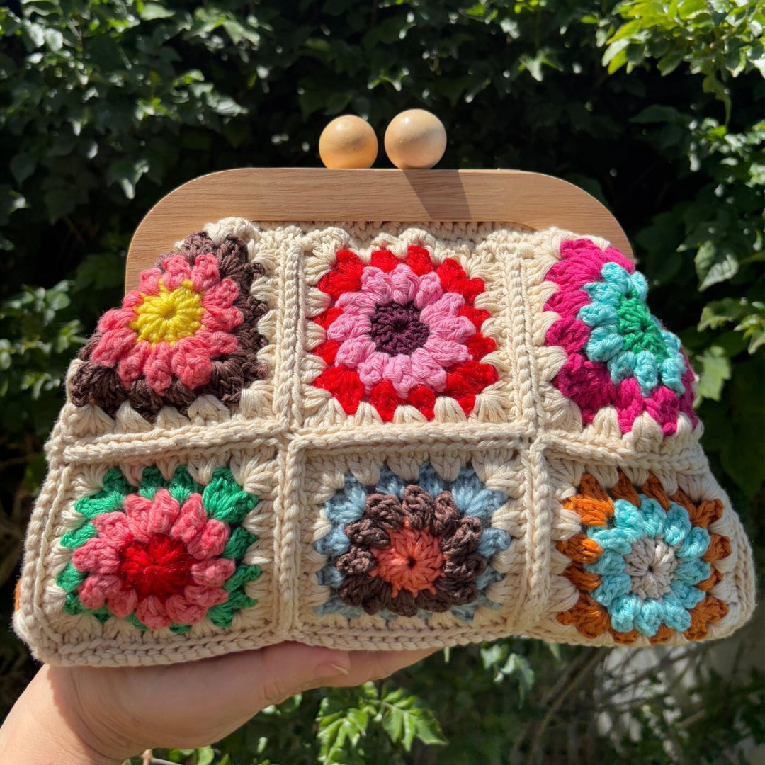 sac multicolore en crochet fait main , fermoir bois