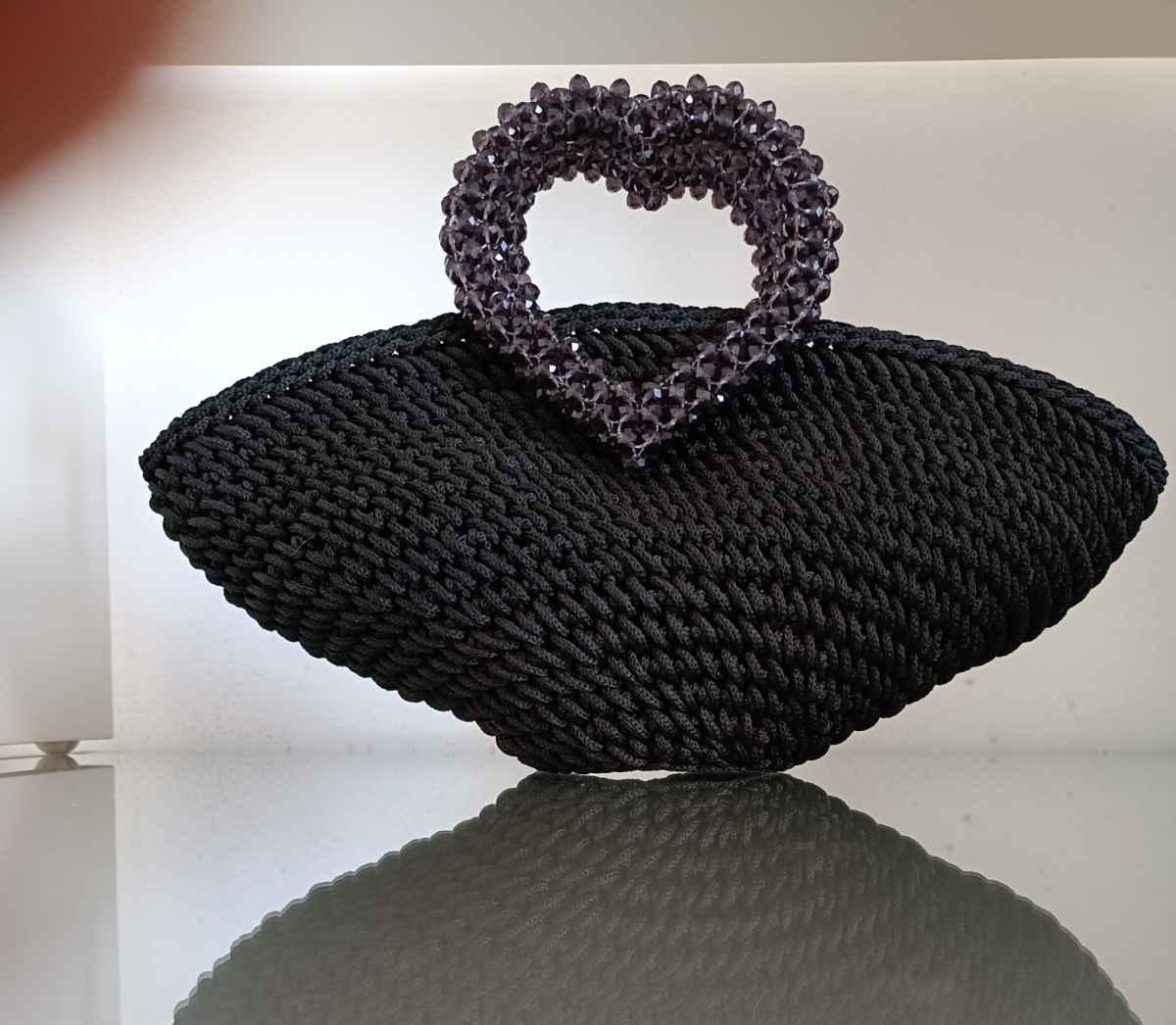 Sac noir eclipse le compagnon élégant et esse — angle supp. Produit artisanal.