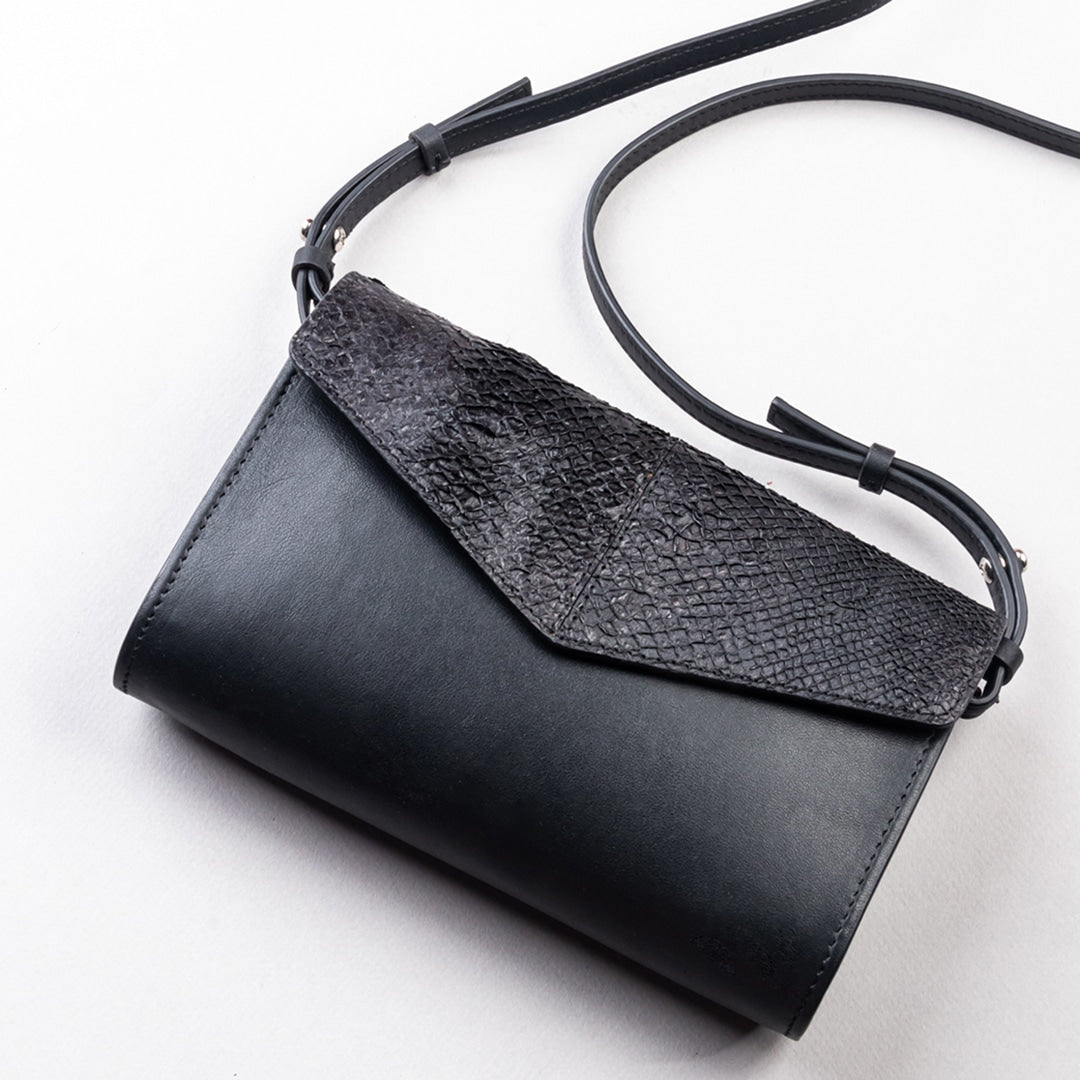 Pochette en cuir de saumon Blacky