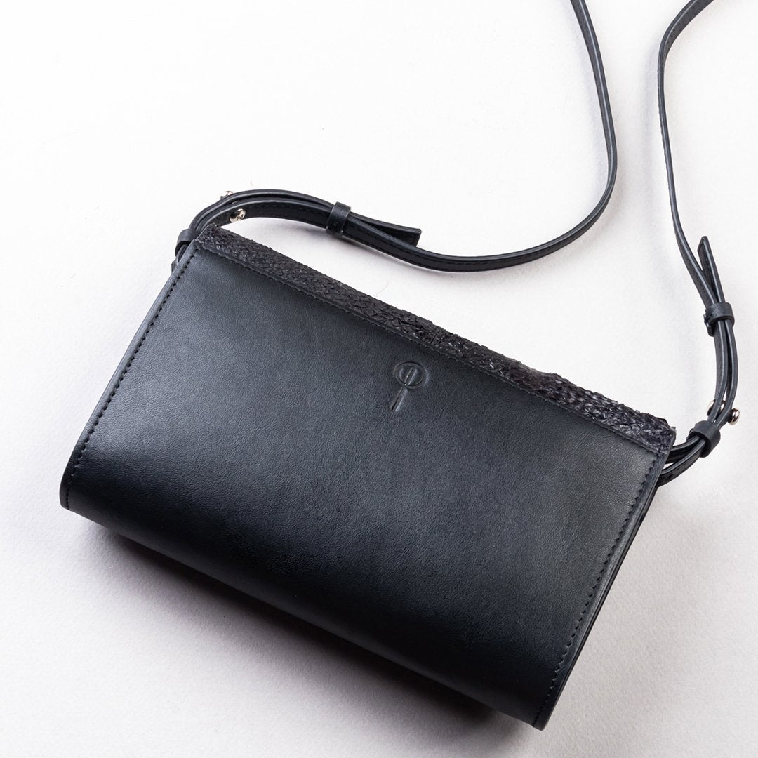 Pochette en cuir de saumon Blacky