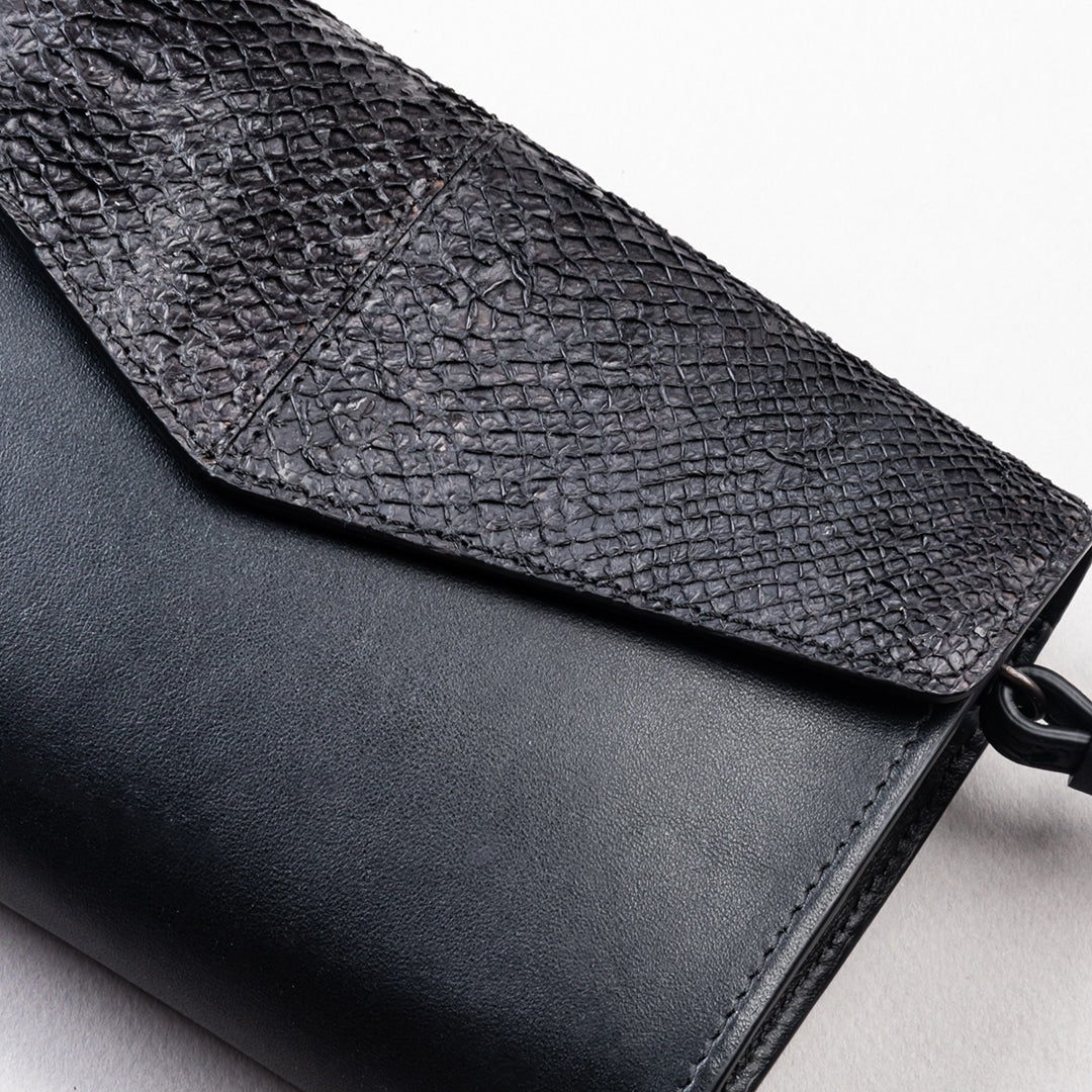 Pochette en cuir de saumon Blacky