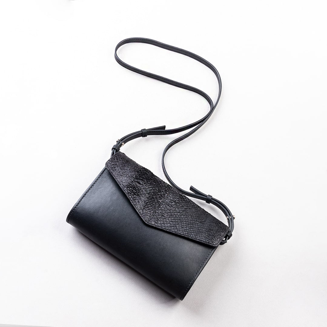 Pochette en cuir de saumon Blacky