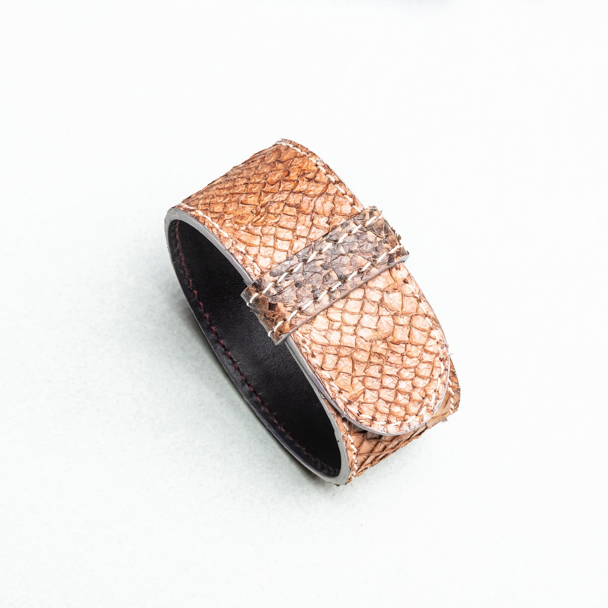 Bracelet en cuir de peau de saumon "Armilla Mimosa". 23 × 2.8 cm