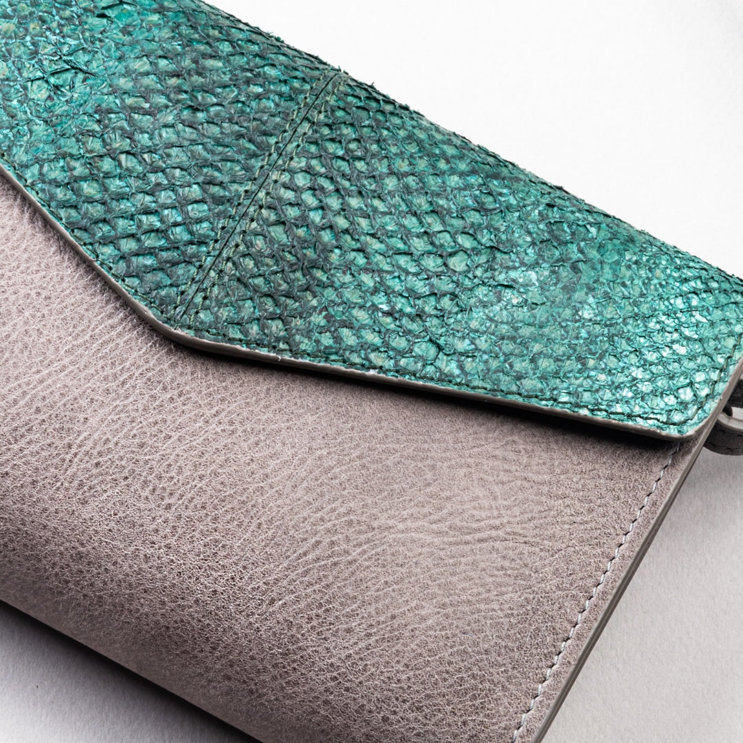 Pochette en cuir de saumon Emerald en gris avec détails en vert