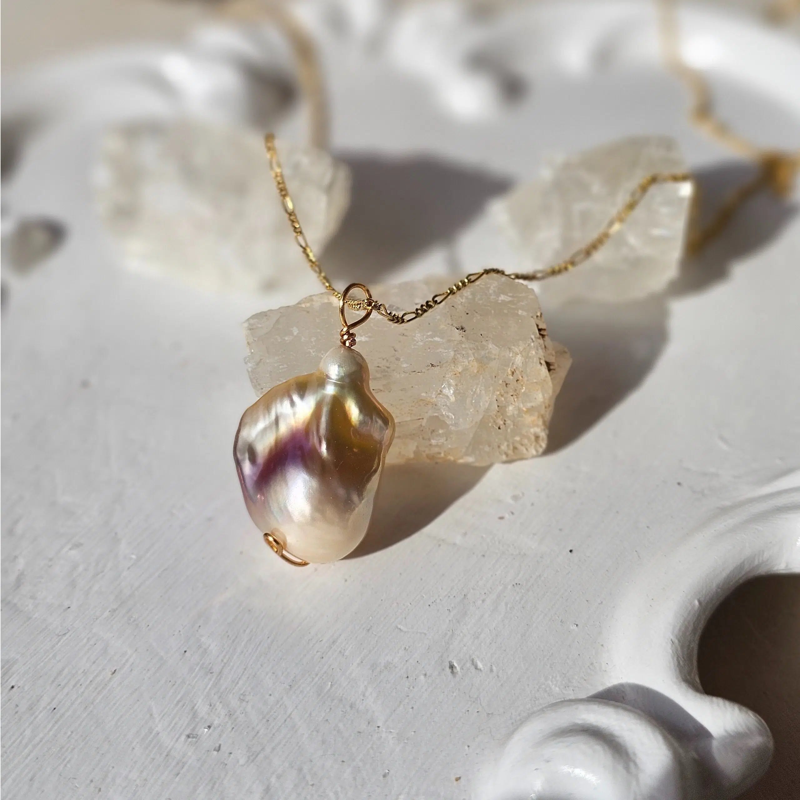 Collier en argent 925 plaqué en or avec un pendentif de perle baroque naturelle
