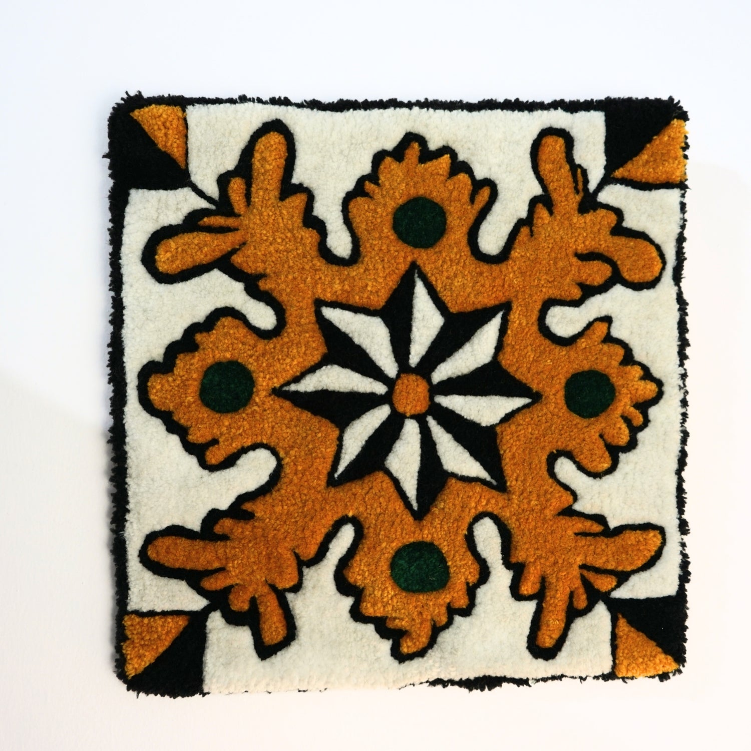 Tapis en suspension murale faïence orange