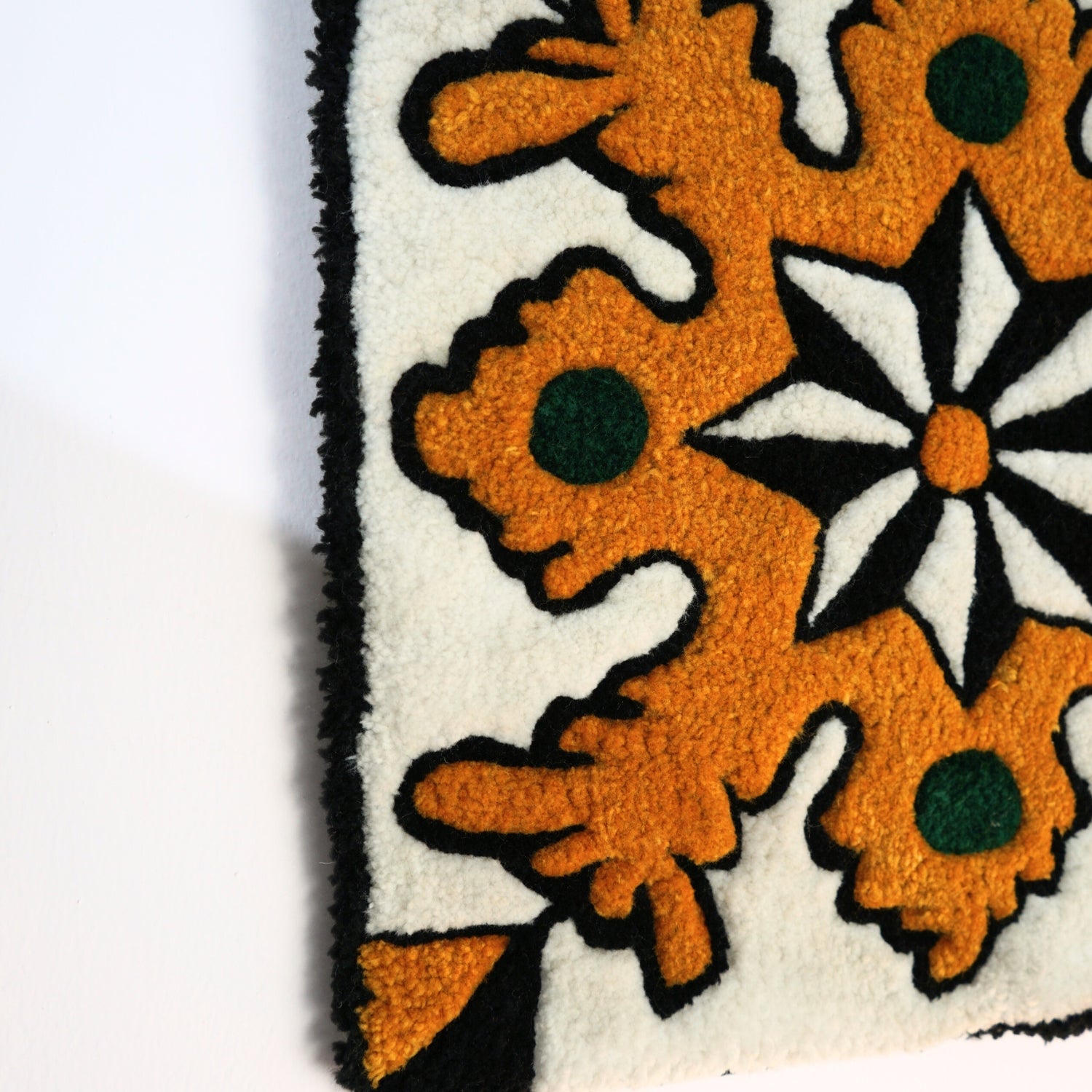 Tapis en suspension murale faïence orange