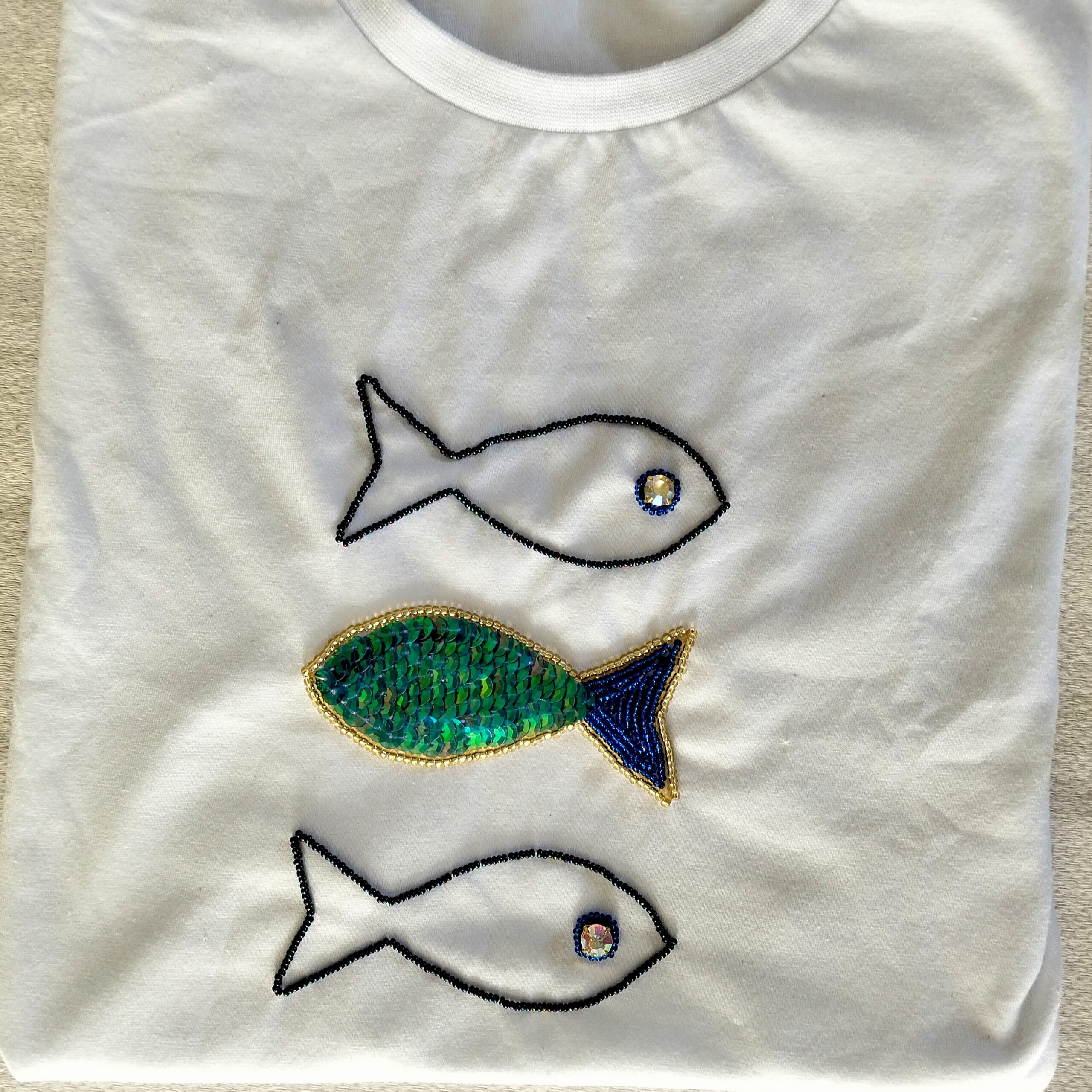 T-shirt blanc en coton brodé motif Poissons bleus et verts - artisanat Tunisien fait main | ILEYCOM
