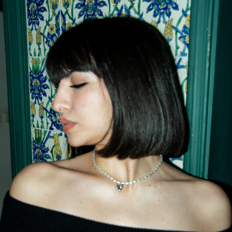 Collier artisanal en perles d'eau douce avec pendentif cœur