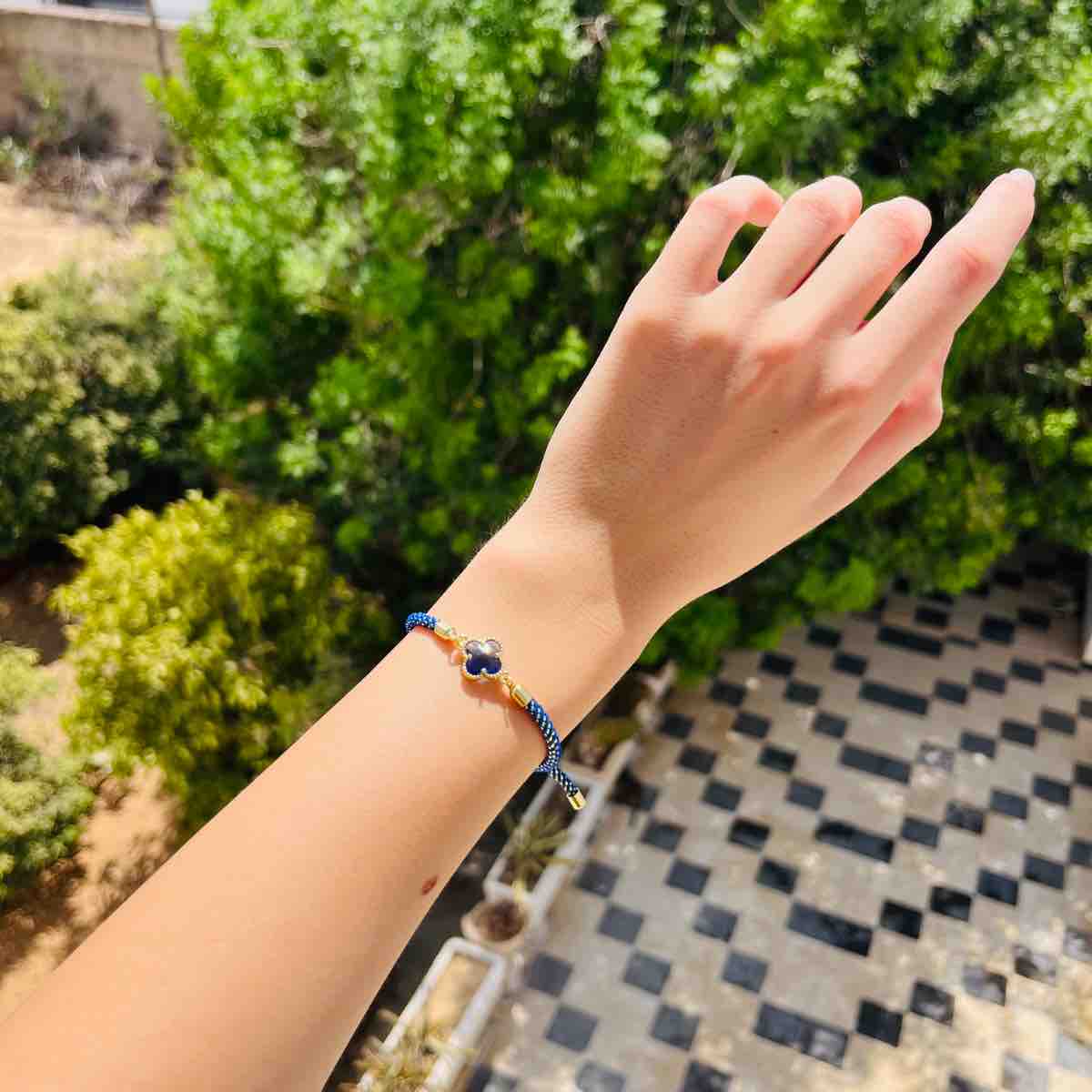 Bracelet ajustable bleu au design unique pour un style chic