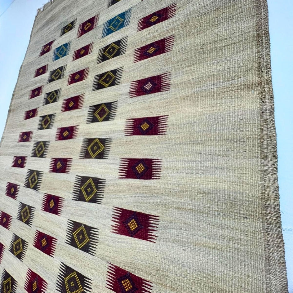 Tapis Traditionnel Écologique avec Motifs Rouges - artisanat Tunisien fait main | ILEYCOM