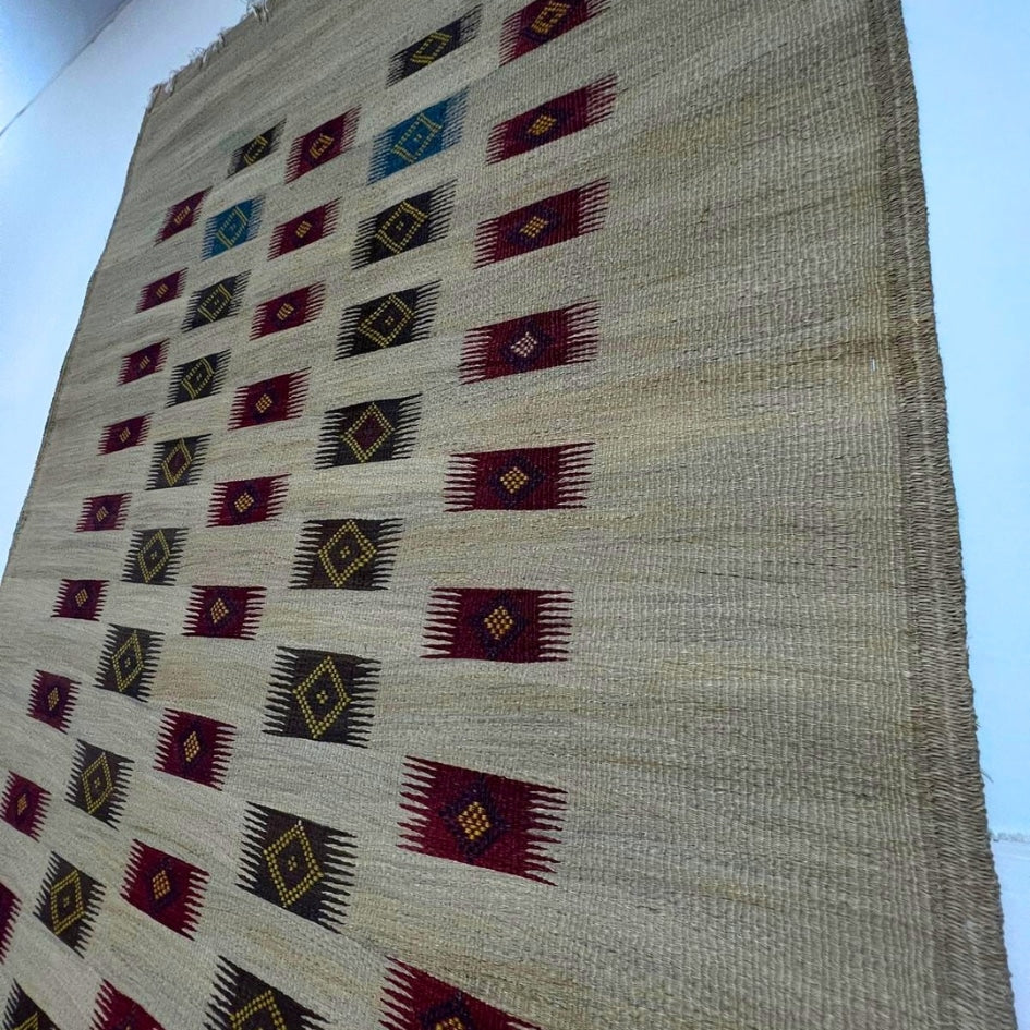 Tapis Traditionnel Écologique avec Motifs Rouges - artisanat Tunisien fait main | ILEYCOM