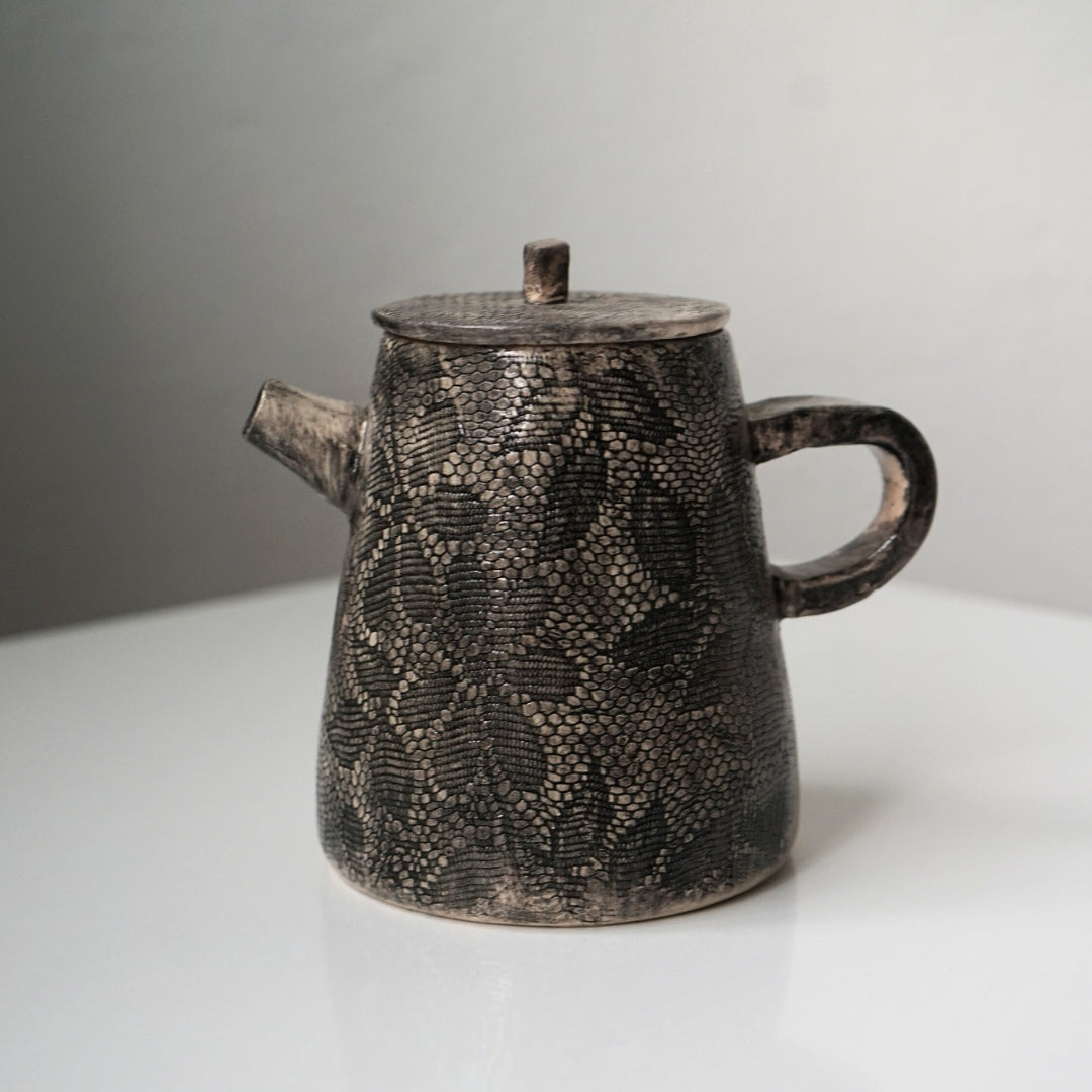 Théière Artisanale en Céramique Marron - Élégance Florale