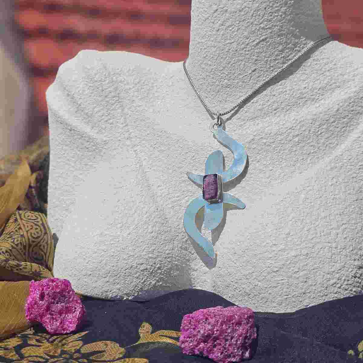 collier Yaz en argent 925 avec ruby brut au milieu, style Amazigh exclusif