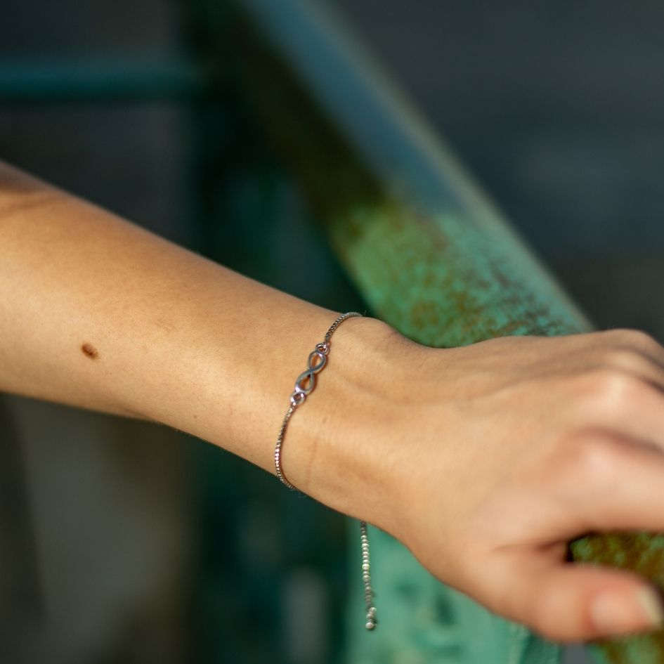 Bracelet infini unisexe en acier inoxydable pour un style éternel