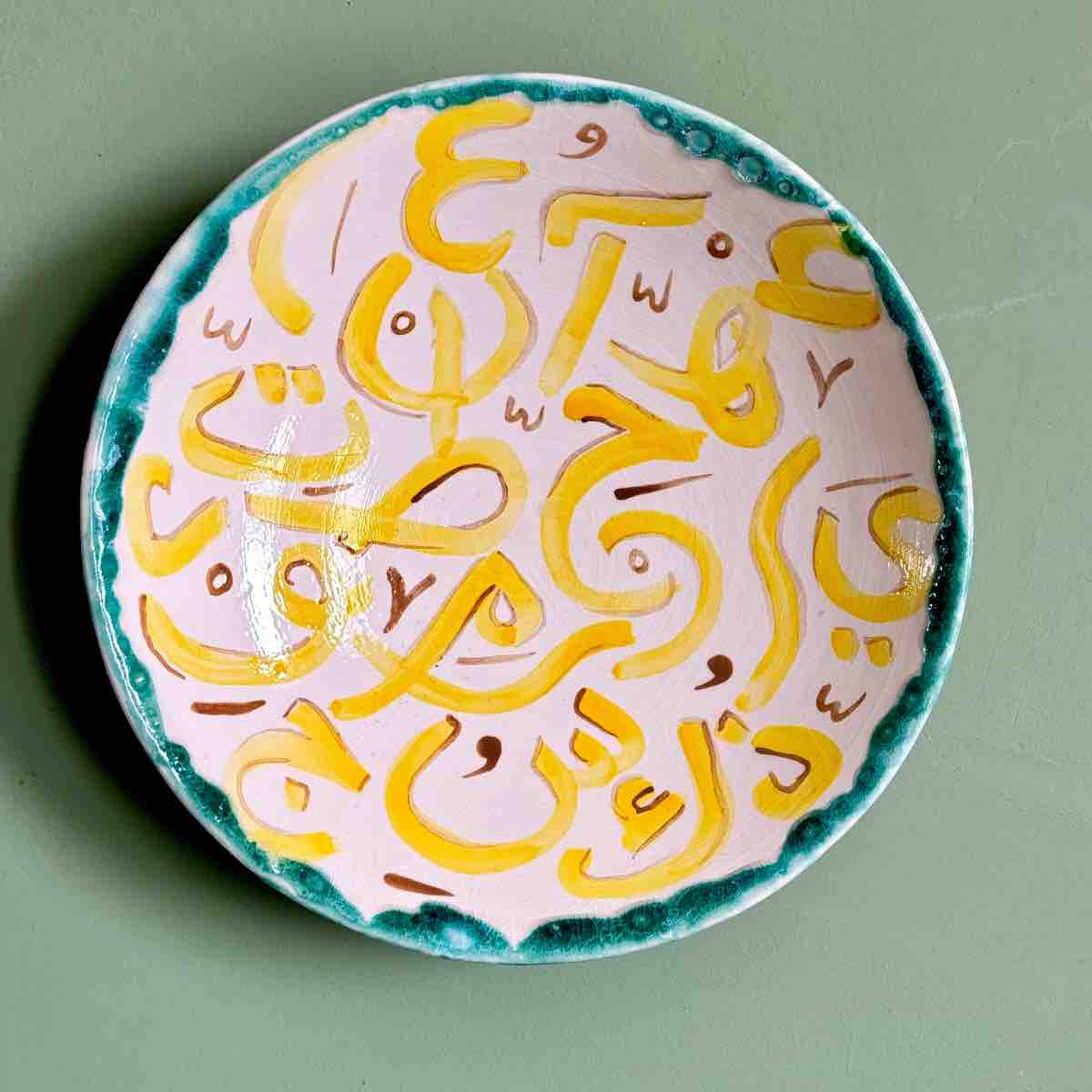 Assiette murale en céramique calligraphie pour un déco unique