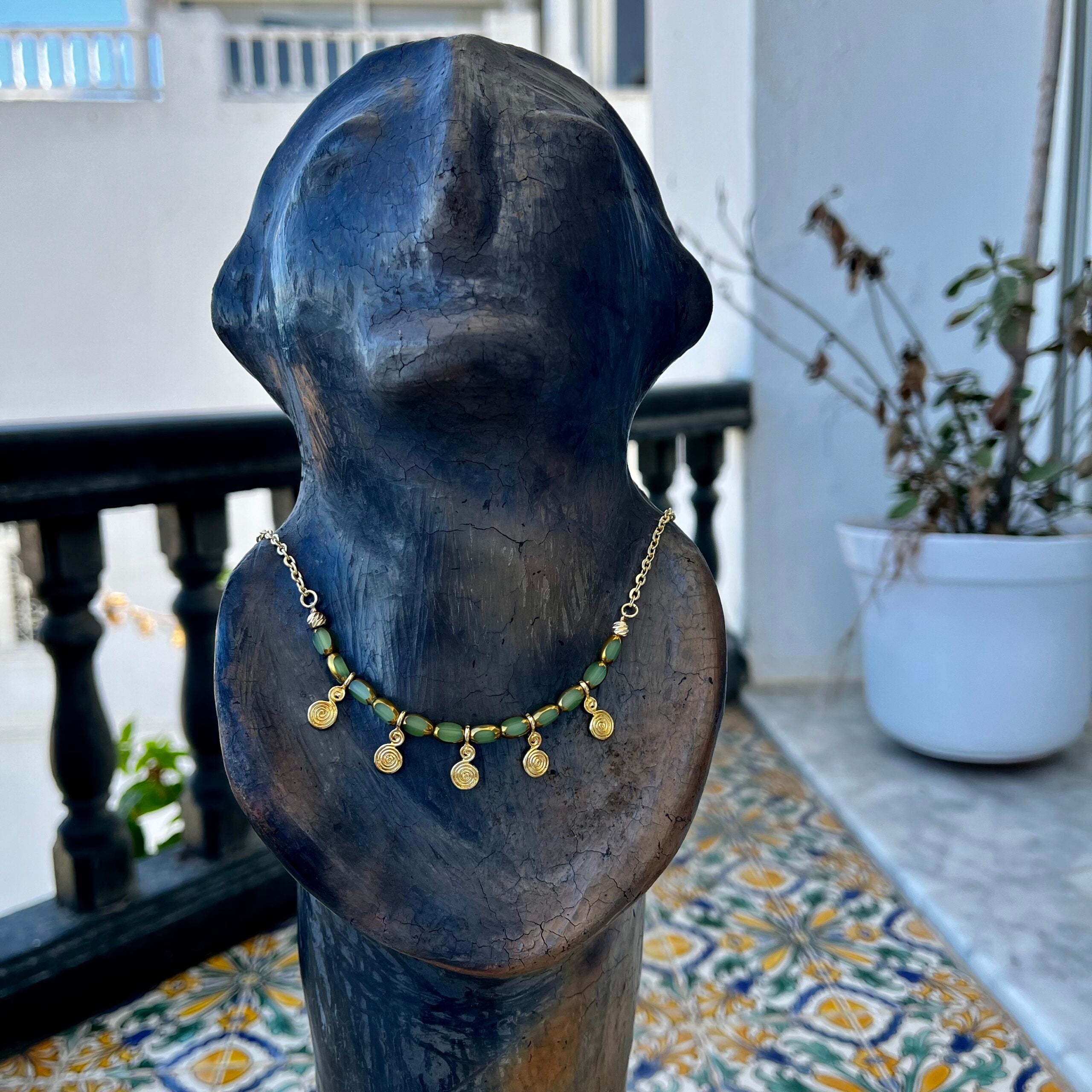 collier en cristal élégant en laiton pour un style unique