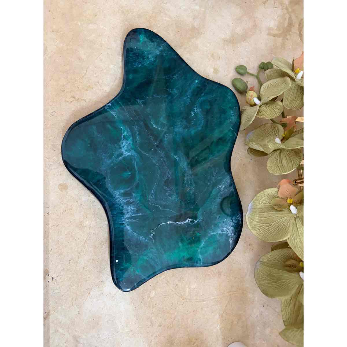 Plateau marbre vert époxy décoratif pour un intérieur élégant