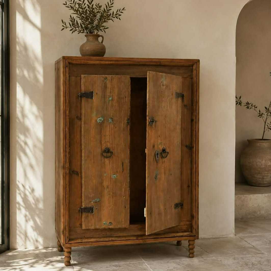 armoire vintage originale en bois teinté naturel unique