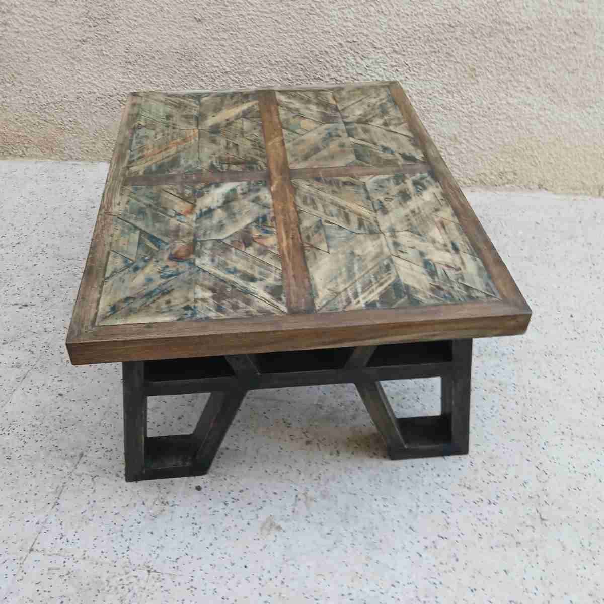 Table basse artisanale élégante pour un salon raffiné