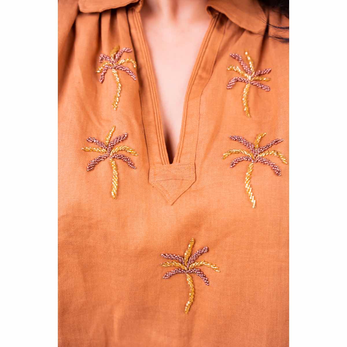 blouza marron brodée à la main pour un style unique et élégant