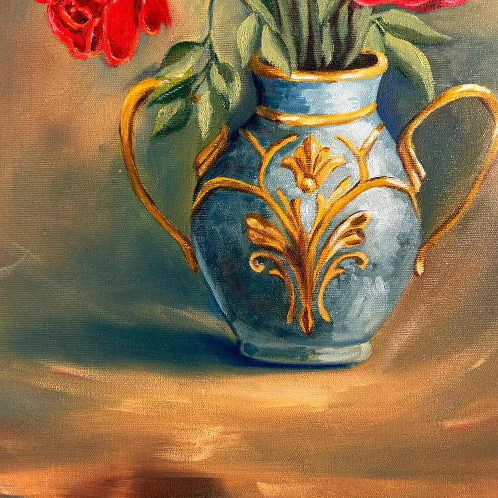 Vase bleu élégant avec roses rouges pour une décoration sublime