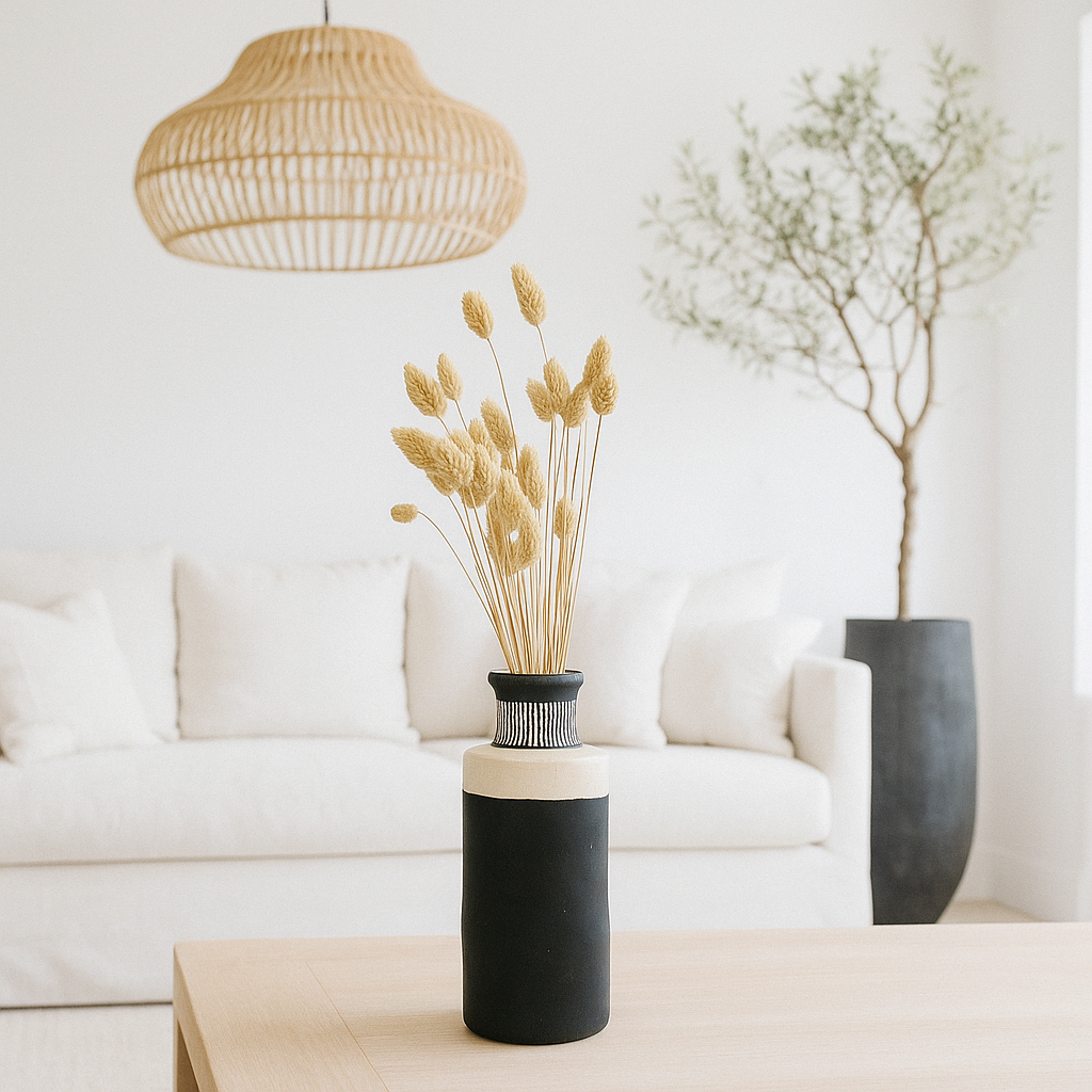 Vase noir et blanc et son bouquet de fleurs séchées – H 30 cm