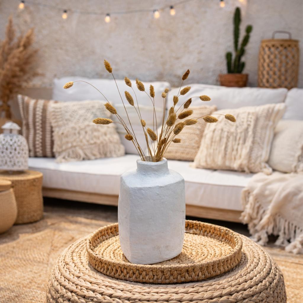 Vase blanc avec bouquet de fleurs séchées - Poterie artisanale
