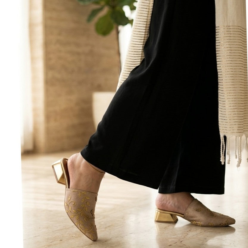 Mule brodée dorée lisse pour un style élégant et exclusif
