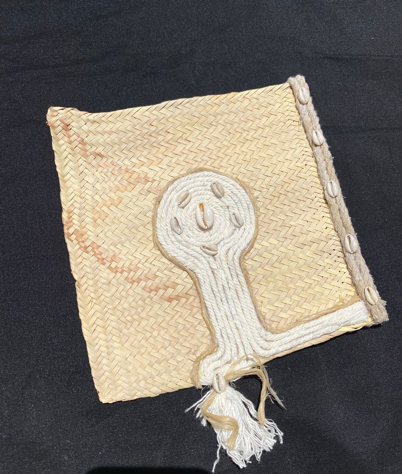 Éventail paille fait main avec coquillage cauris, élégance estivale - artisanat Tunisien fait main | ILEYCOM