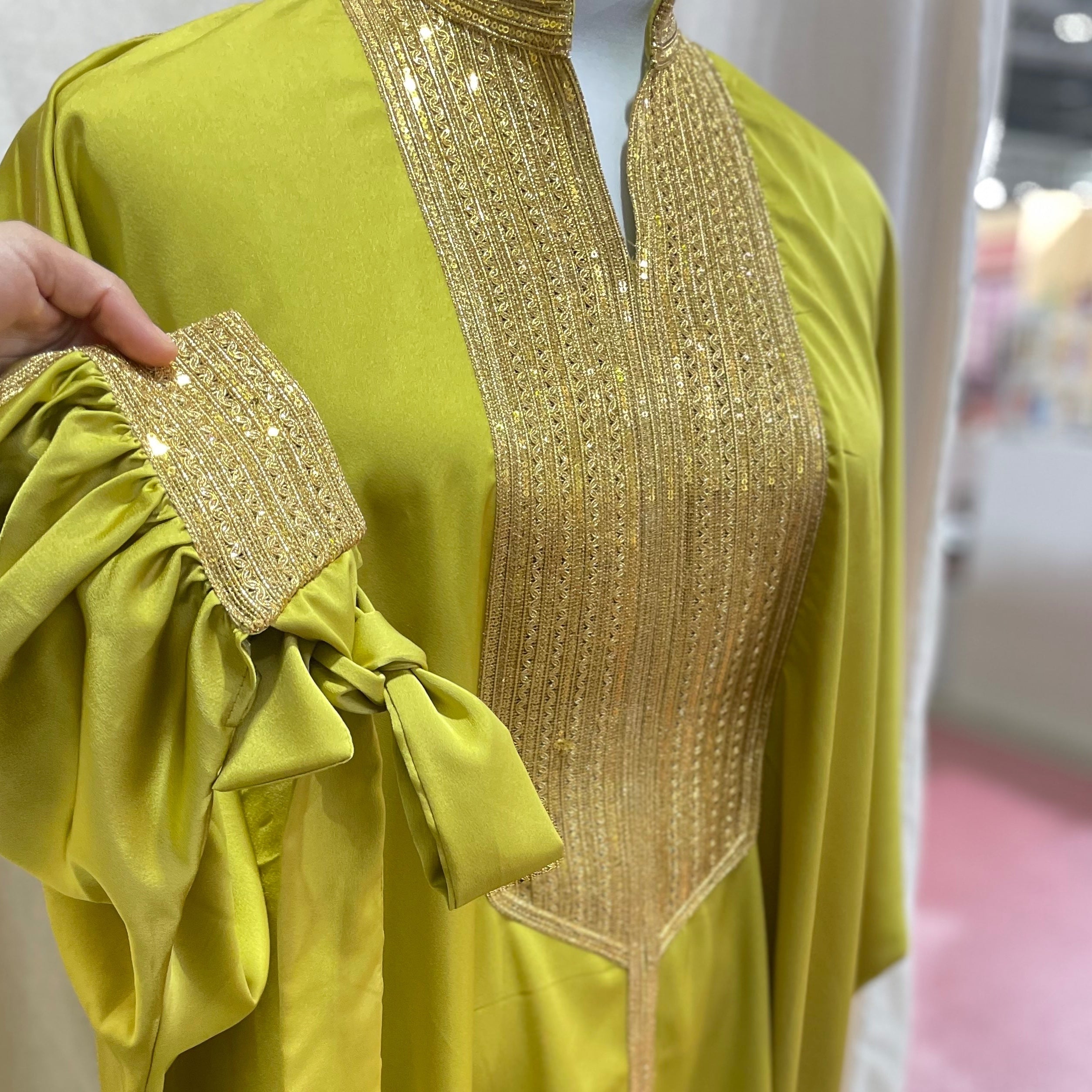Koftan vert doré avec broderie et ceinture intérieure ajustable
