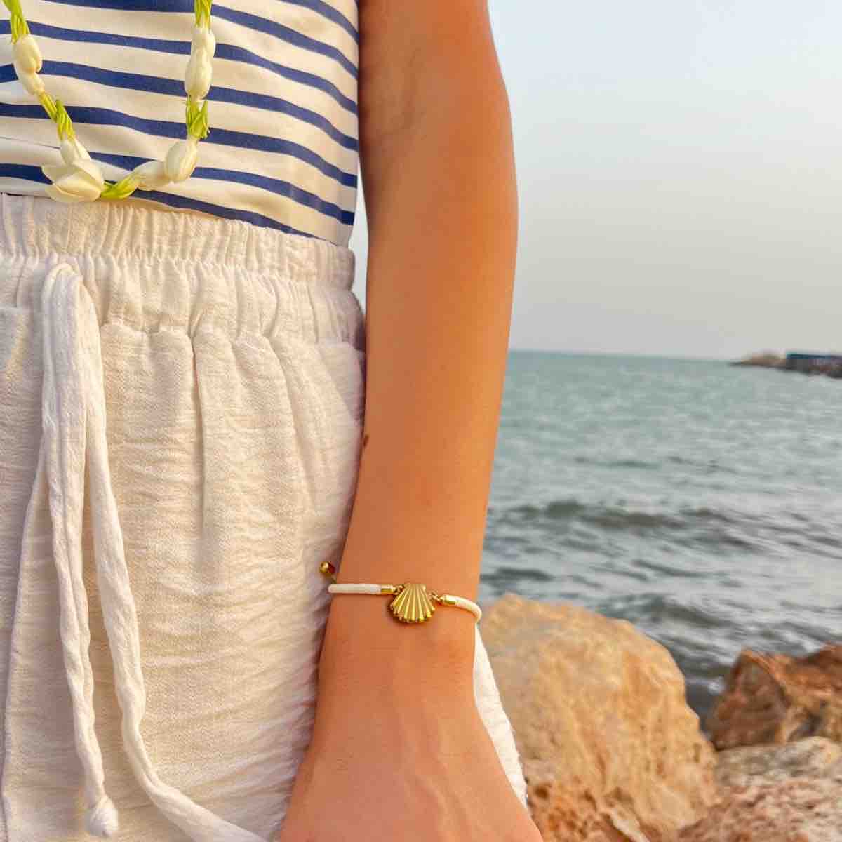Bracelet cordon ajustable blanc cassé motif baboucha chic et unique