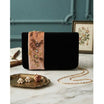 Pochette de soirée noire brodée de perles avec chaîne dorée