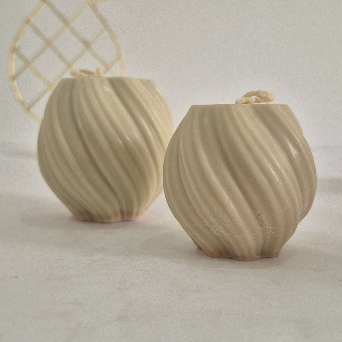 The Swirl Duo – Pack de 2 Bougies Artisanales en Cires Naturelles : Cire de soja et Cire d'abeille