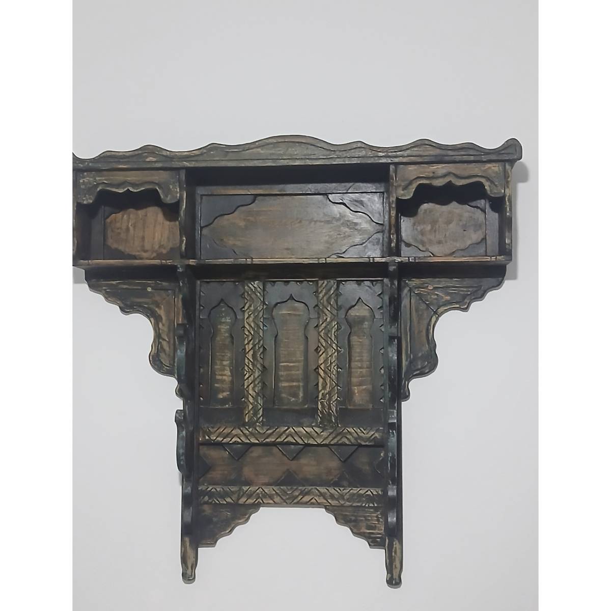 Étagère en bois arabe design unique pour un intérieur raffiné