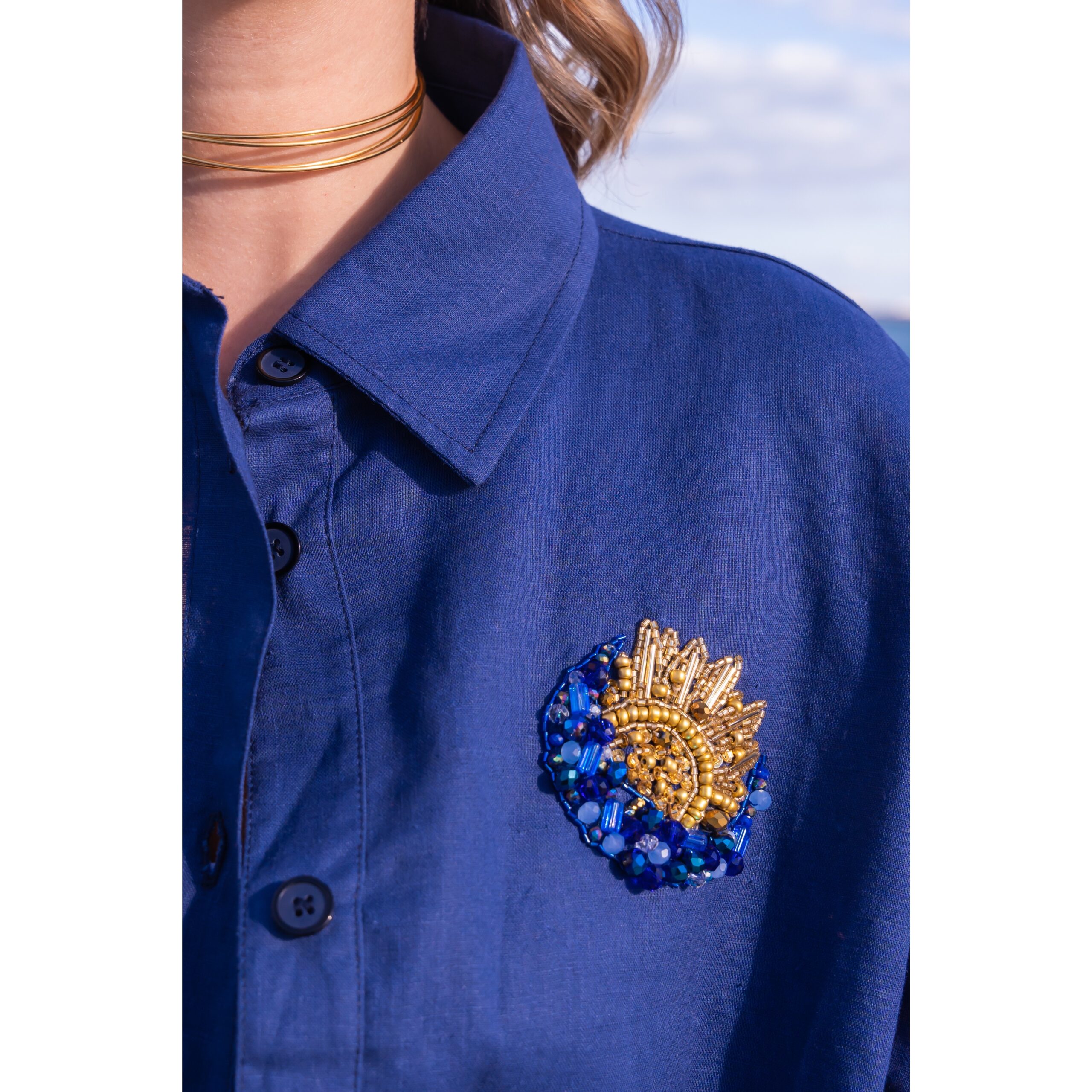 Chemise bleue marine en lin brodée à la main
