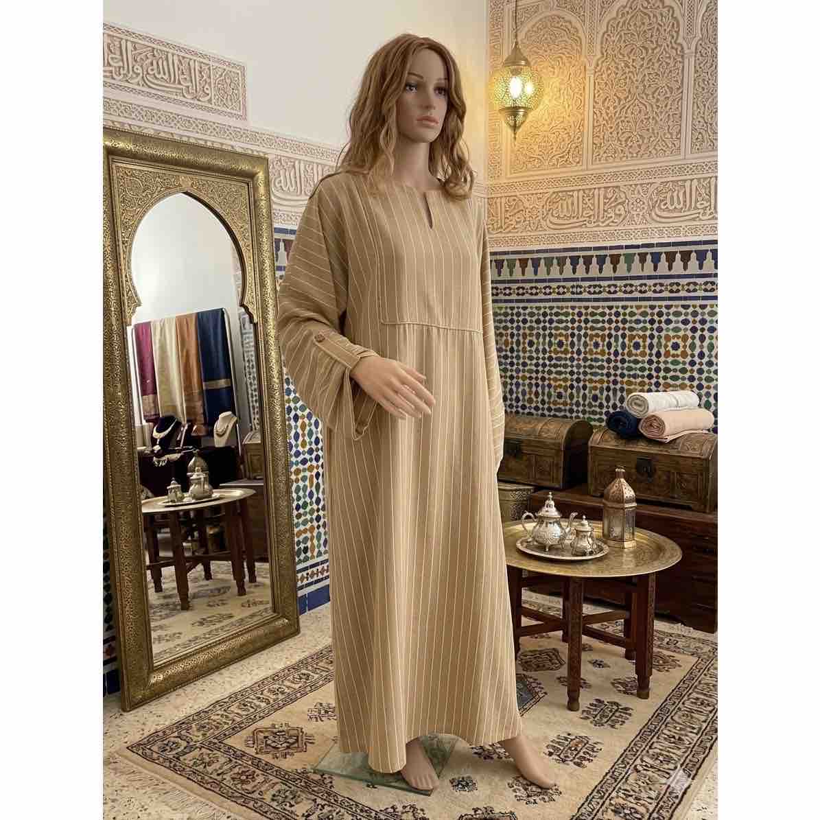 Robe chic sport chic en vert et beige pour un look irrésistible