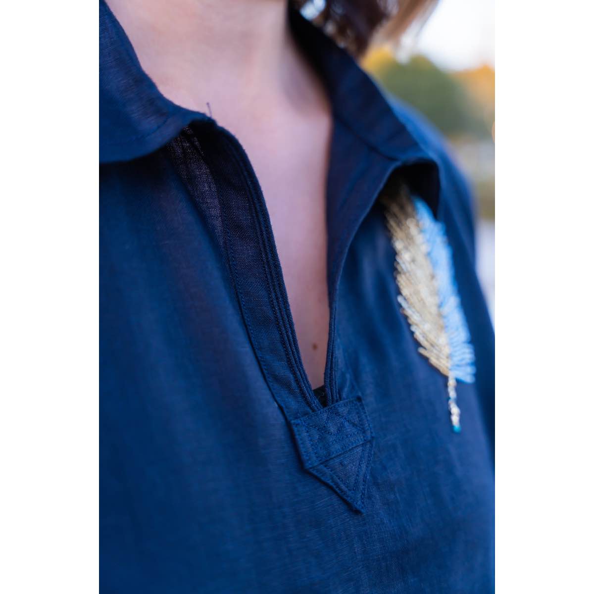 Blouze bleue brodée à la main pour un style unique et chic