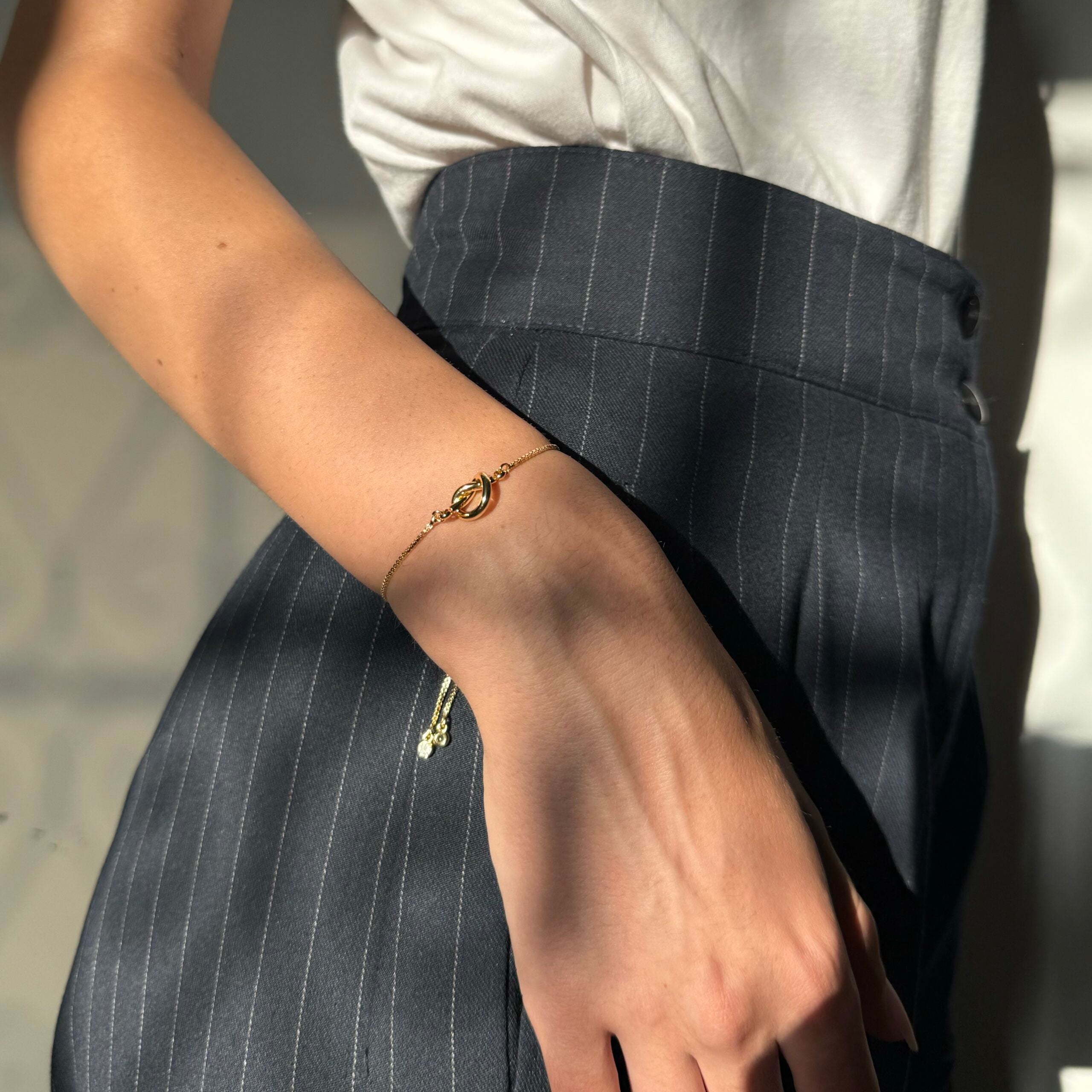 Bracelet doré ajustable en acier inoxydable avec noeud élégant