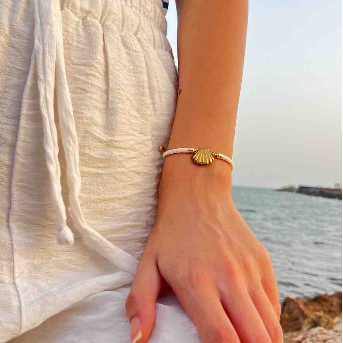 Bracelet cordon ajustable blanc cassé motif baboucha chic et unique