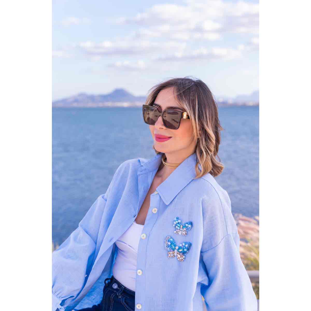 Chemise en bleu ciel brodée à la main - Taille de vêtements M