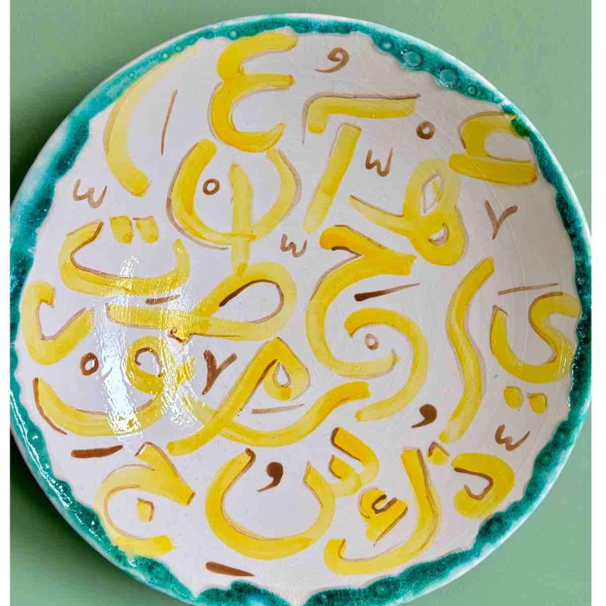 Assiette murale en céramique calligraphie pour un déco unique