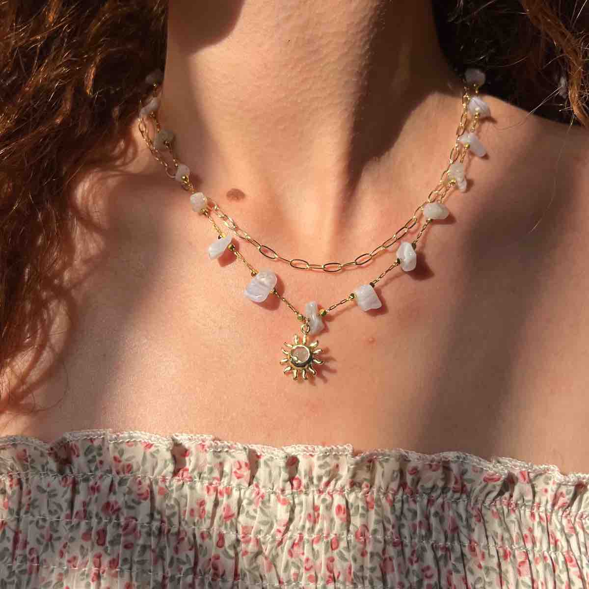 Collier artisanal double rang avec pierres naturelles et pendentif soleil