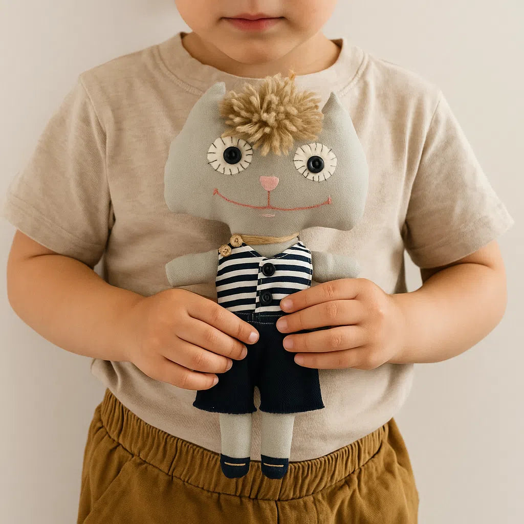 Doudou chat en tissu en tenue rayée noir et blanc et short blanc