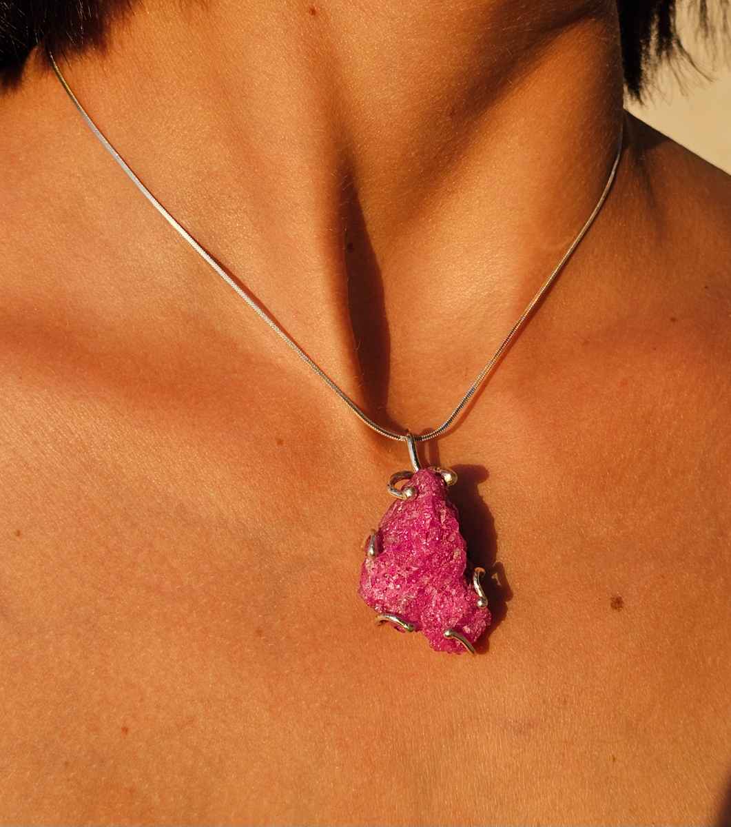 collier argent 925 rubis brut pour un style unique et élégant