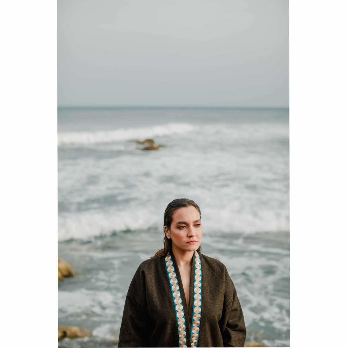 kimono femme en laine marron avec galon vert doré